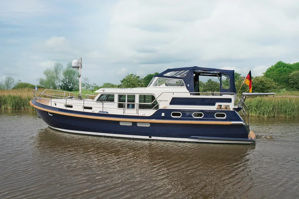 Smelne Yachtcenter Vlet 450 AC: Motorboat cruising on a river