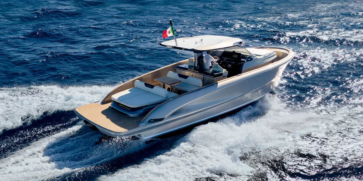 Solaris Power 40 Open: Ein weißes Boot fährt schnell auf dem Meer