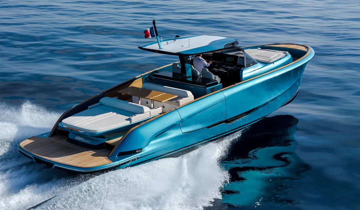 Solaris Power 44 Open: Blue boat cruising at sea