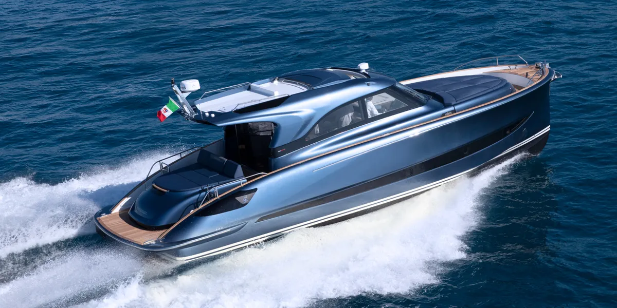 Solaris Power 48 Coupé: Boat cruising through waves