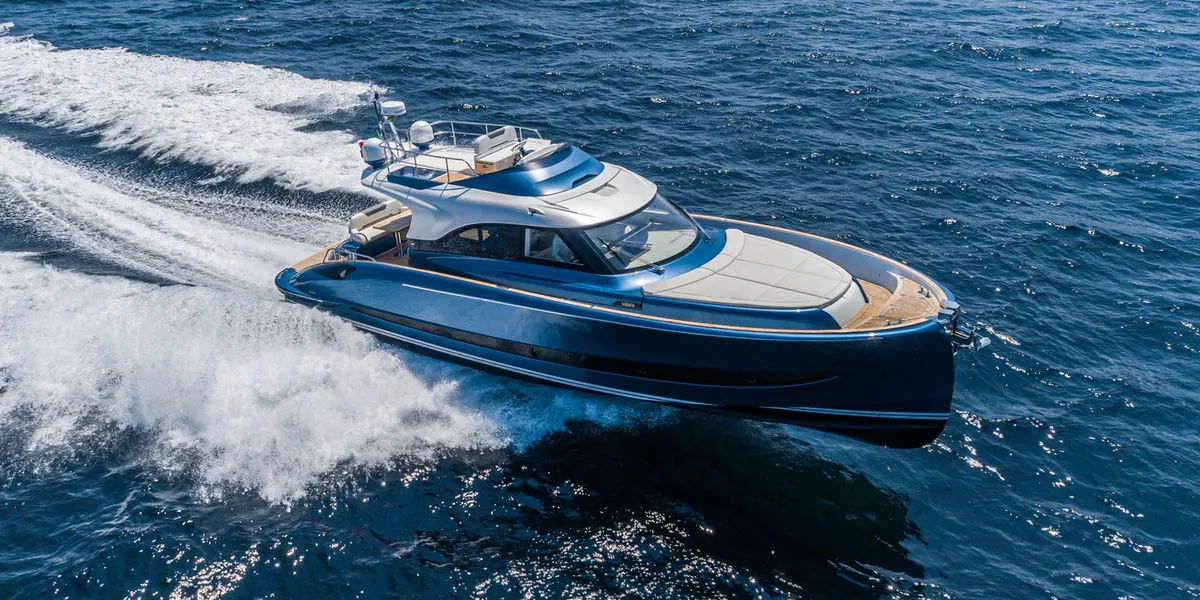 Solaris Power 48 Flybridge: Boat cruising at sea