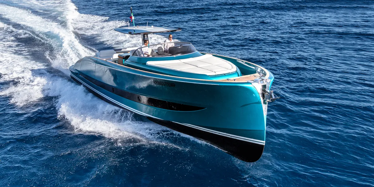 Solaris Power 48 Open: Un bateau turquoise naviguant en mer