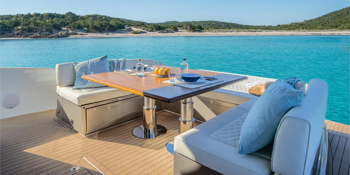 Solaris Power 52 Coupé: Deck mit Esstisch und Meerblick