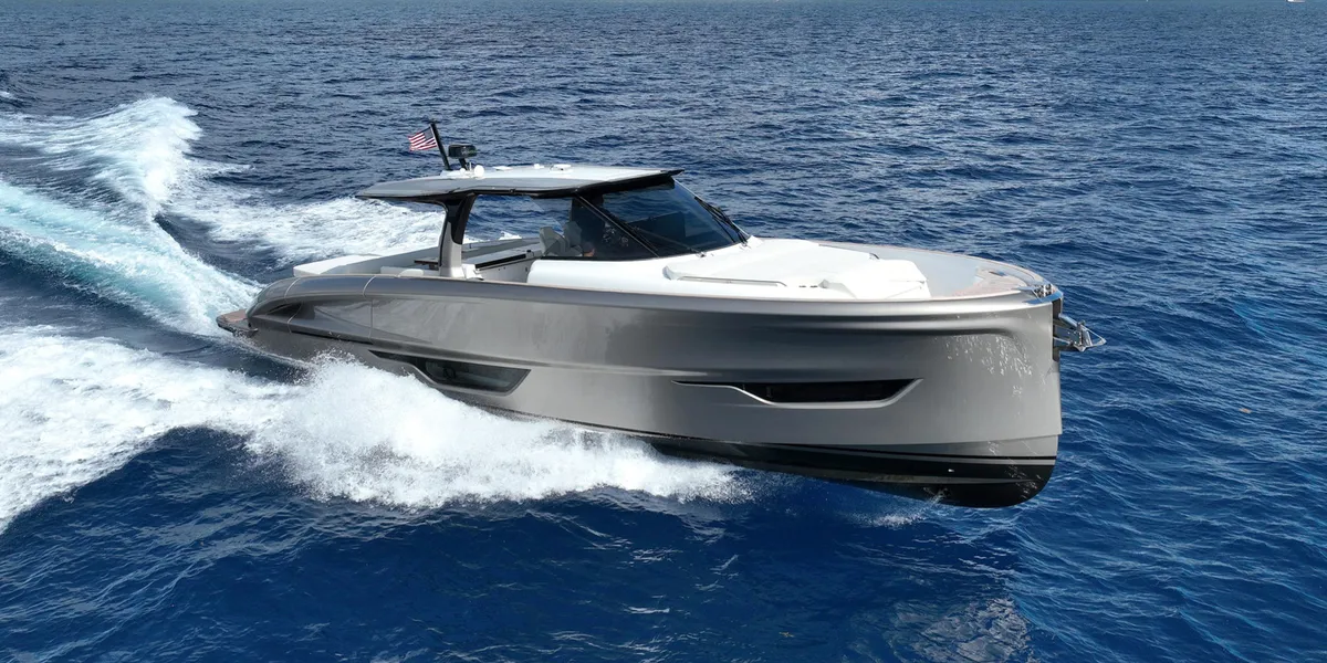 Solaris Power 52 Open ST: Ein graues Boot auf See
