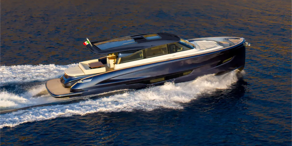 Solaris Power 60 Coupé: Boat cruising at sea