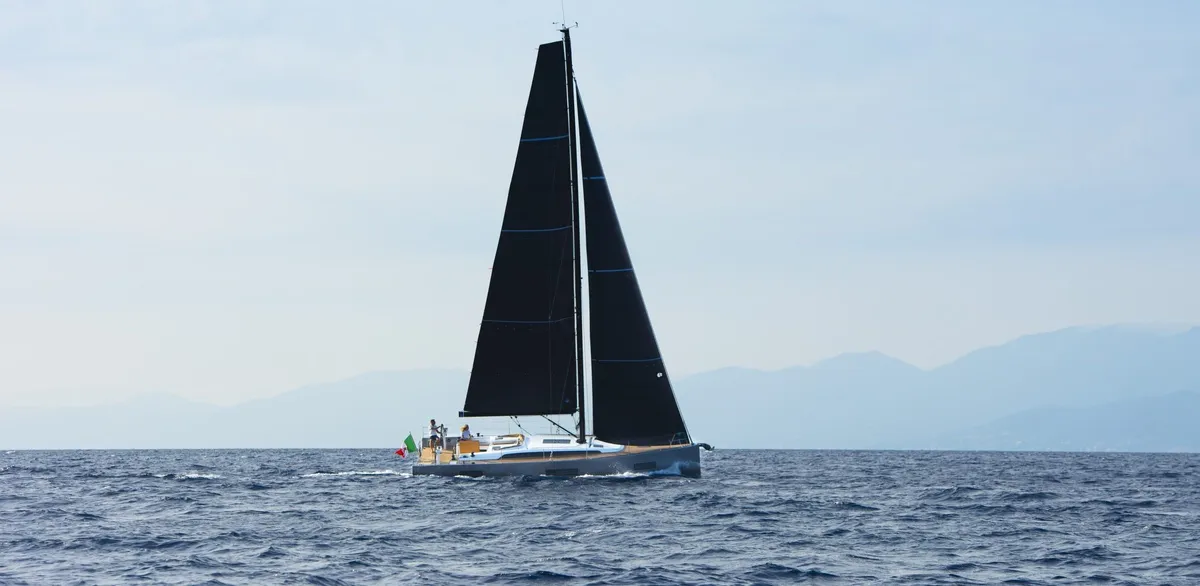 Solaris Yachts 40ST: Segelboot mit schwarzen Segeln auf dem Meer