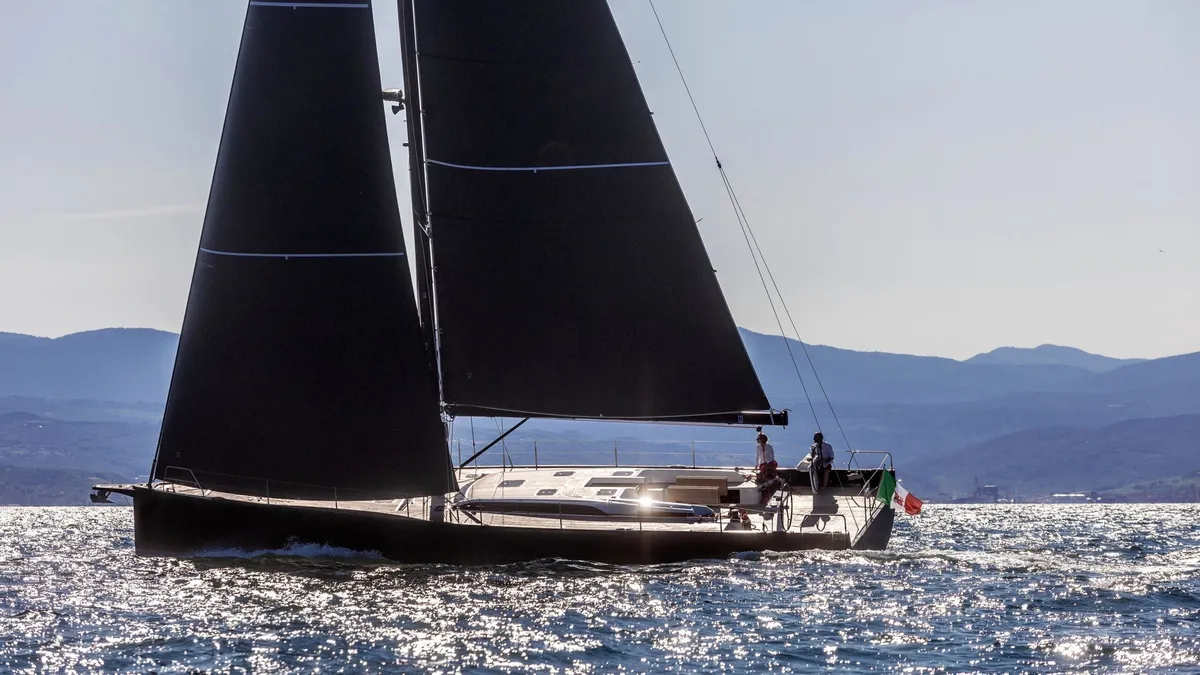 Solaris Yachts 60: Segelboot mit schwarzen Segeln auf dem Meer