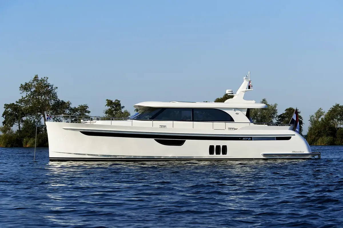 Steeler Yachts 57S Long Range: Eine weiße Motoryacht gleitet über das Wasser