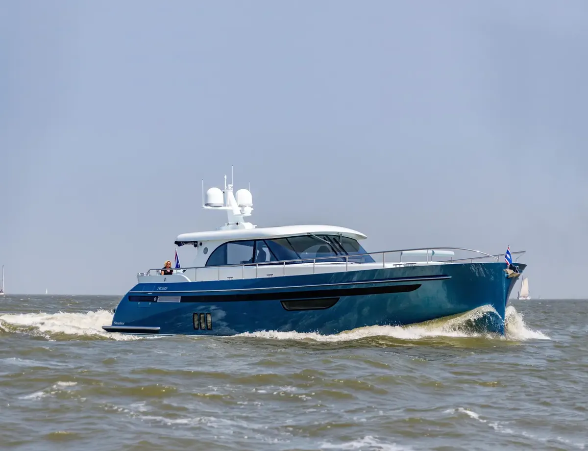 Steeler Yachts 65S Long Range: Ein blaues Boot auf See