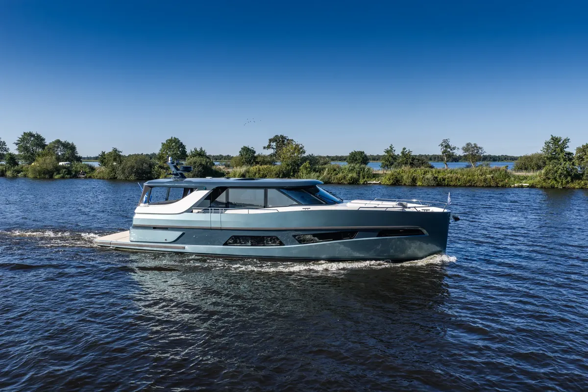 Steeler Yachts Enigma 50: Promenade en bateau sur l'eau