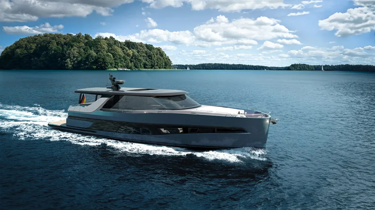 Steeler Yachts Enigma 54: Yacht cruising on a lake