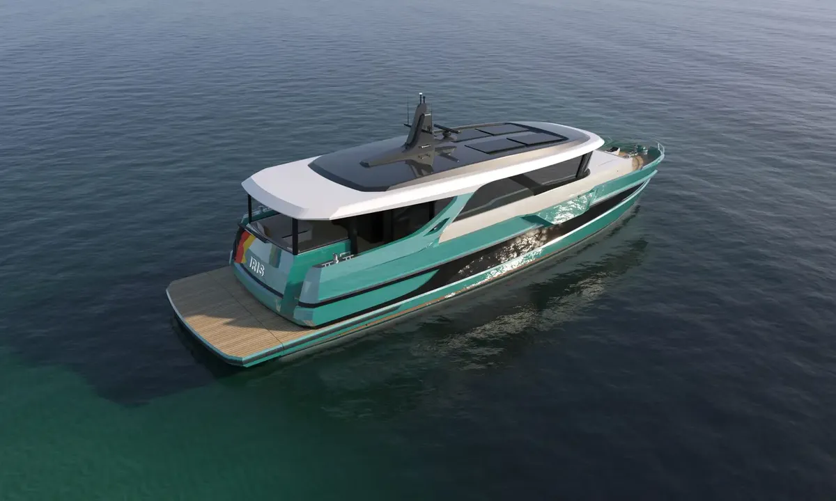 Steeler Yachts Enigma 65: Ein Luxusboot, das auf dem Meer treibt