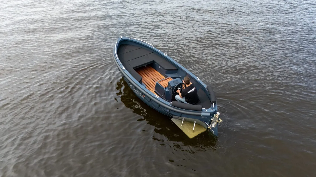 Stormer Leisure Boats Lifeboat 60: Ein kleines Boot mit einer Person am Steuerstand, das dahin gleitet