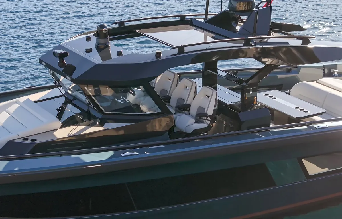 Stratos Yacht Dutch Built 50: Wheelhouse with seating on a boat