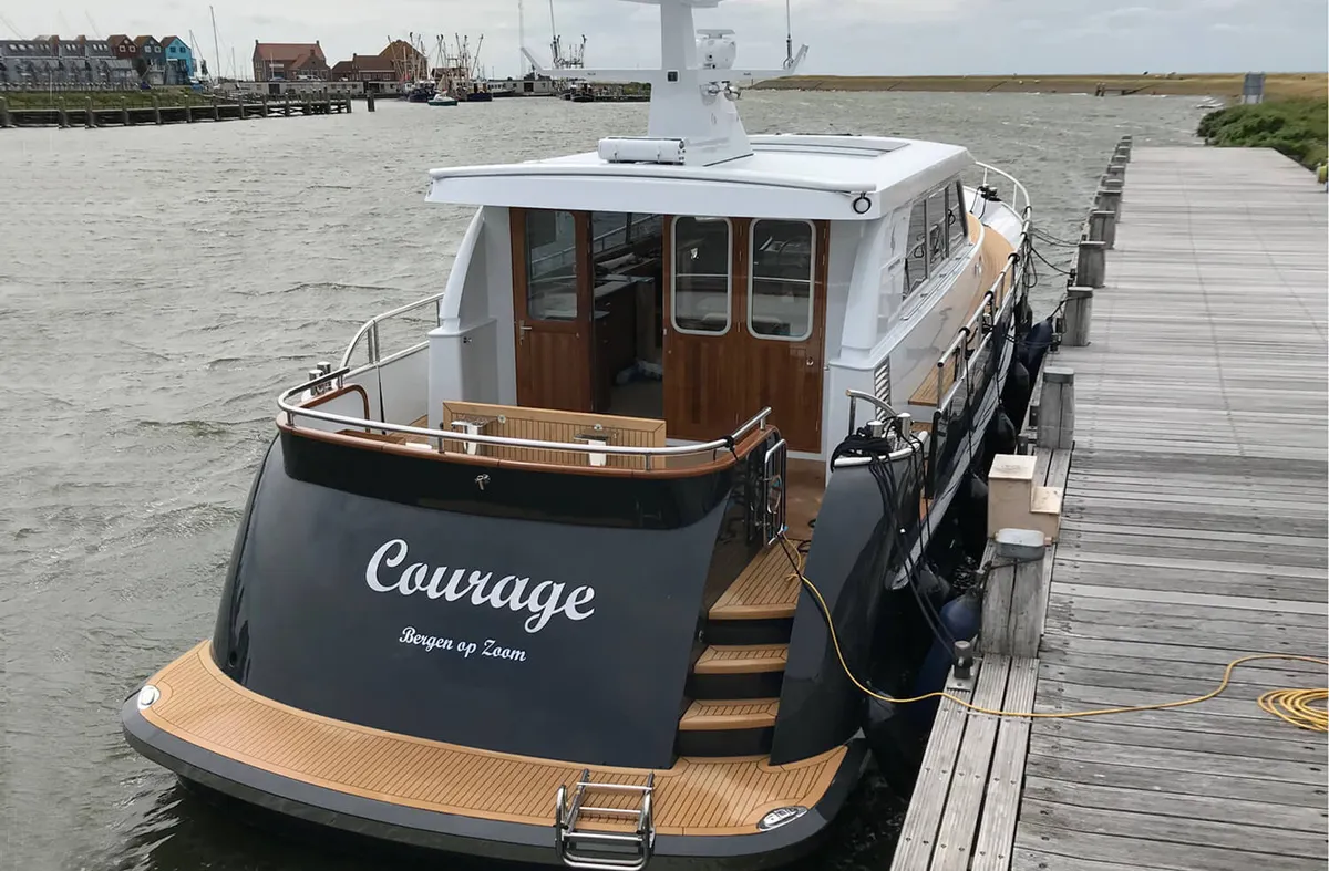 Sturiër Yachts 555 CS Mark II: Stern of a boat at a jetty