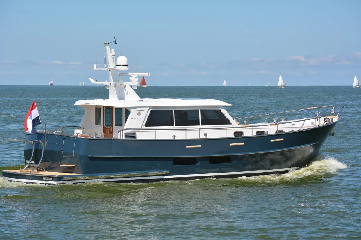Sturiër Yachts 565 OC: Motorboat cruising at sea