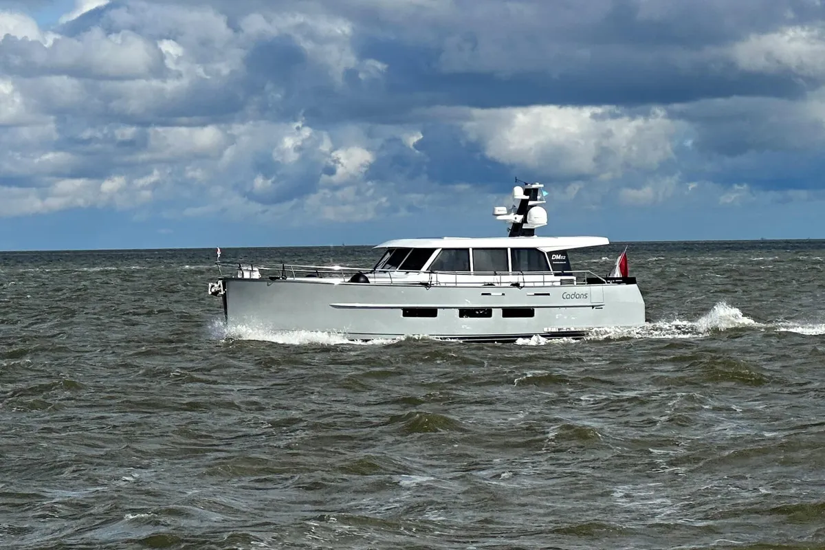 Sturiër Yachts Dutchman 52: Motorboat cruising at sea