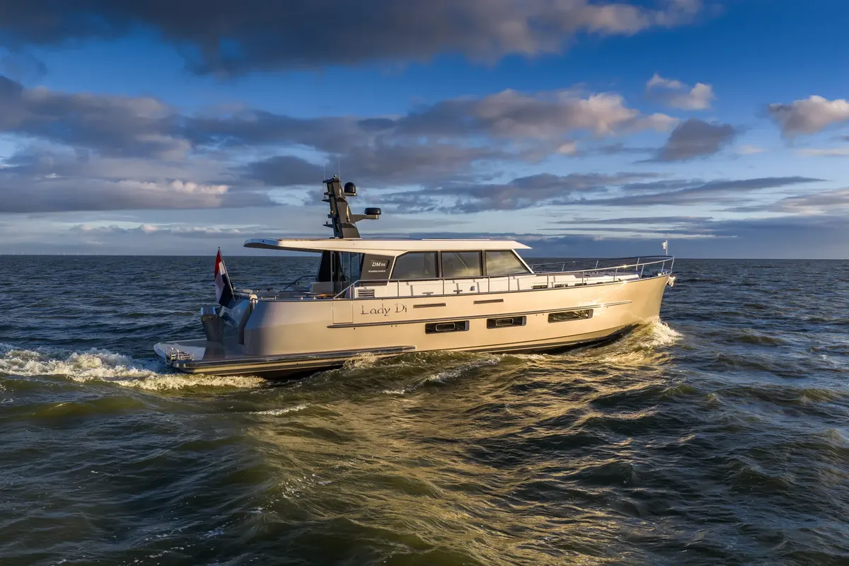 Sturiër Yachts Dutchman 56: Motor yacht cruising at sea