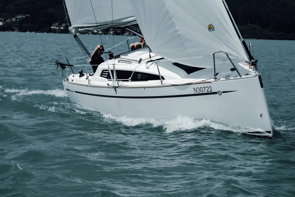 Sunbeam Yachts 28.1: Sailing boat on a lake