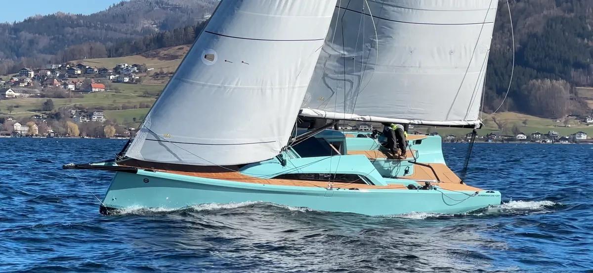 Sunbeam Yachts 29.1 GT: Sailing boat sailing on a lake
