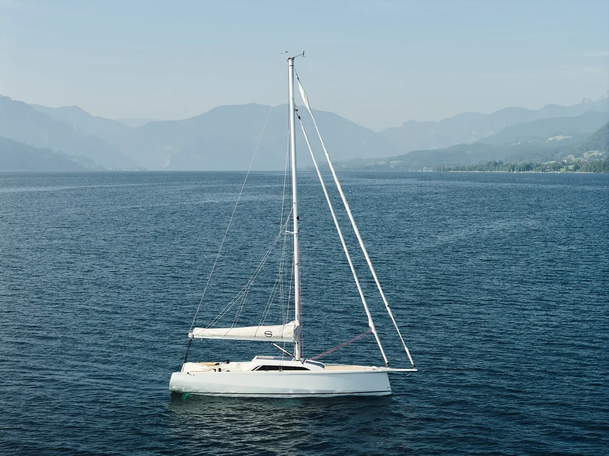 Sunbeam Yachts 29.1: Segelboot auf einem See mit Bergen im Hintergrund