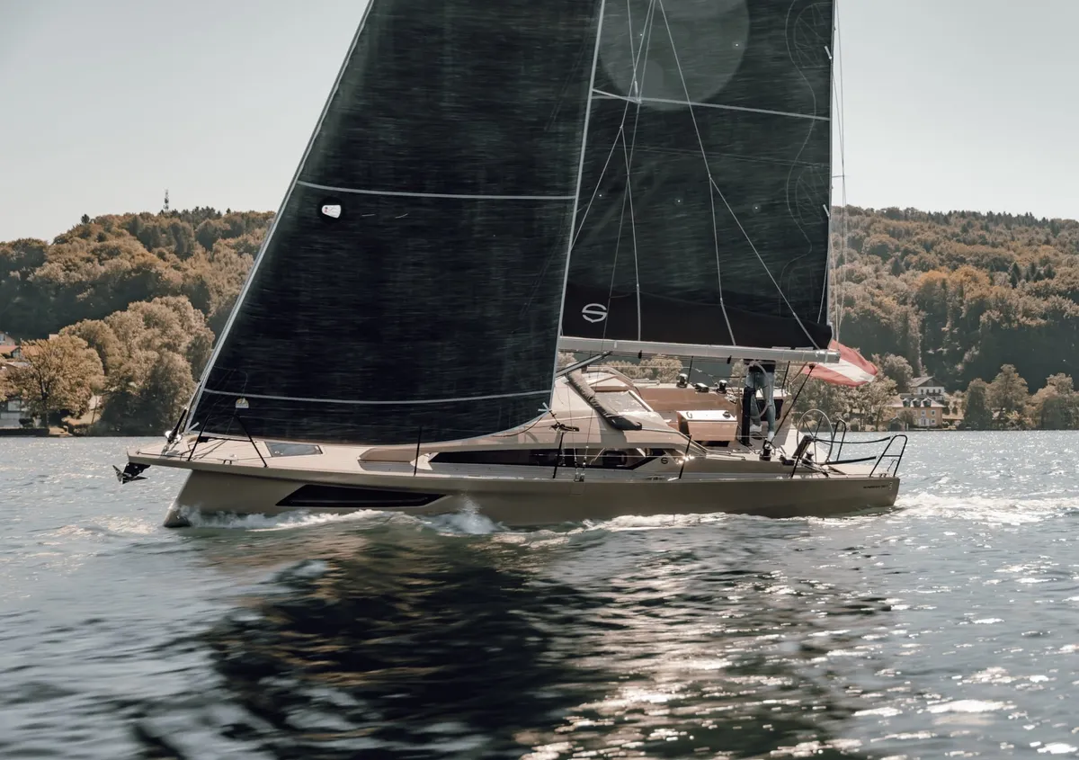 Sunbeam Yachts 32.1: Sailing boat sailing on a lake