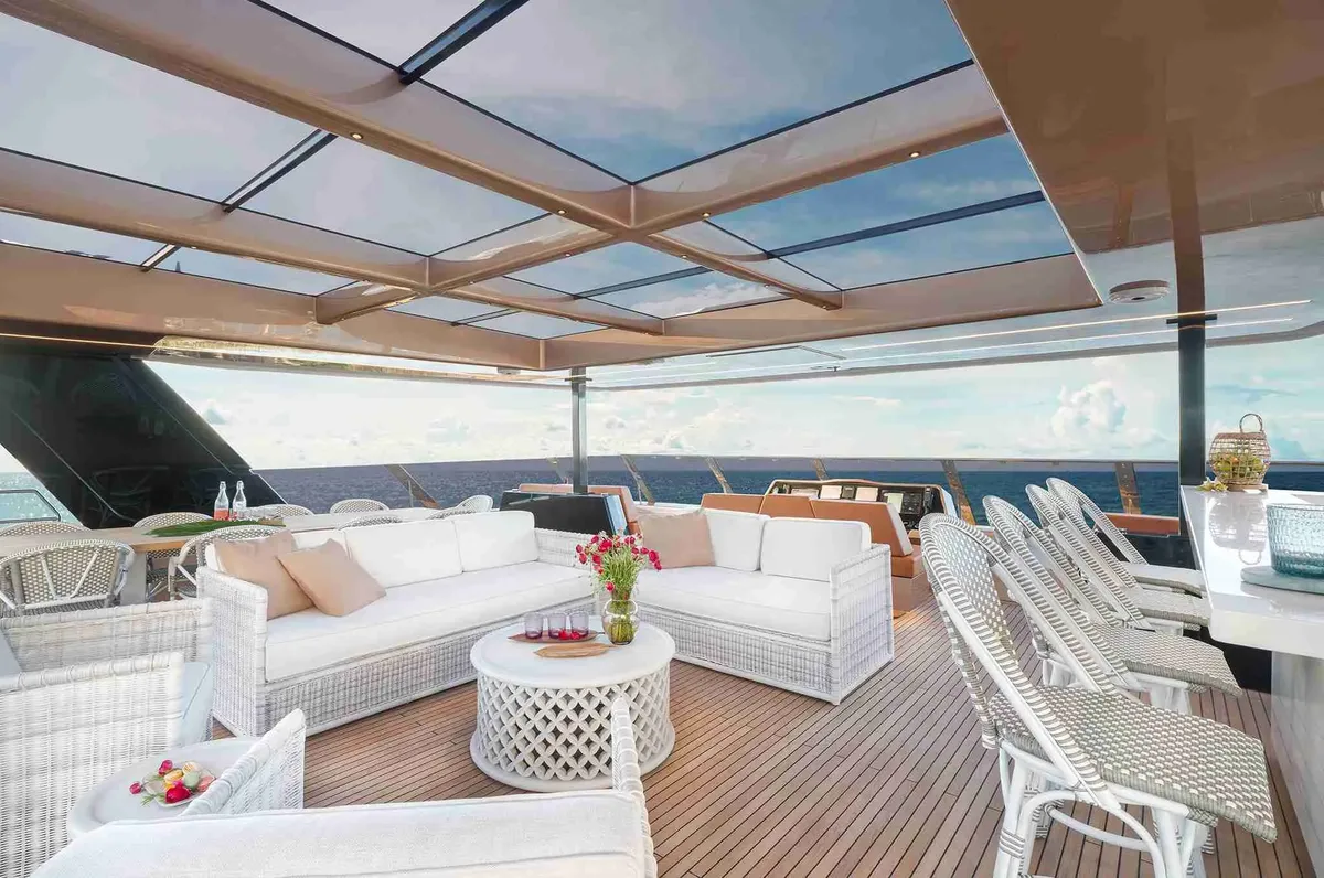 Sunreef Yachts 100 Power: Lounge-Bereich auf dem Deck mit Meerblick