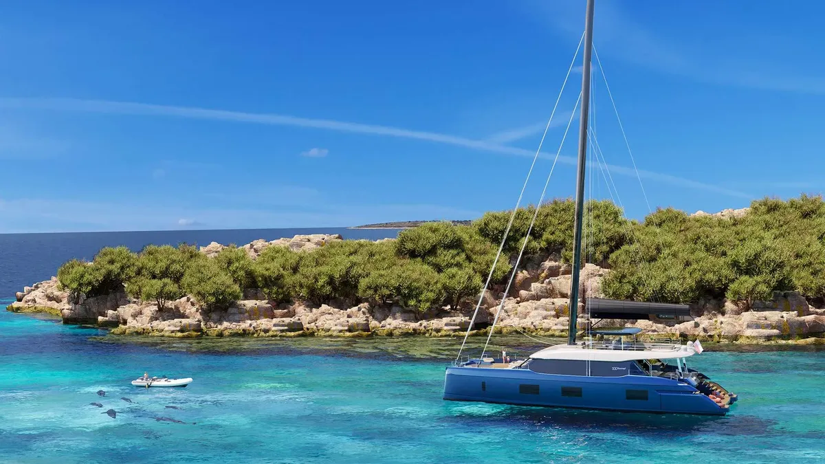 Sunreef Yachts 100: Segelkatamaran vor Anker vor der Küste
