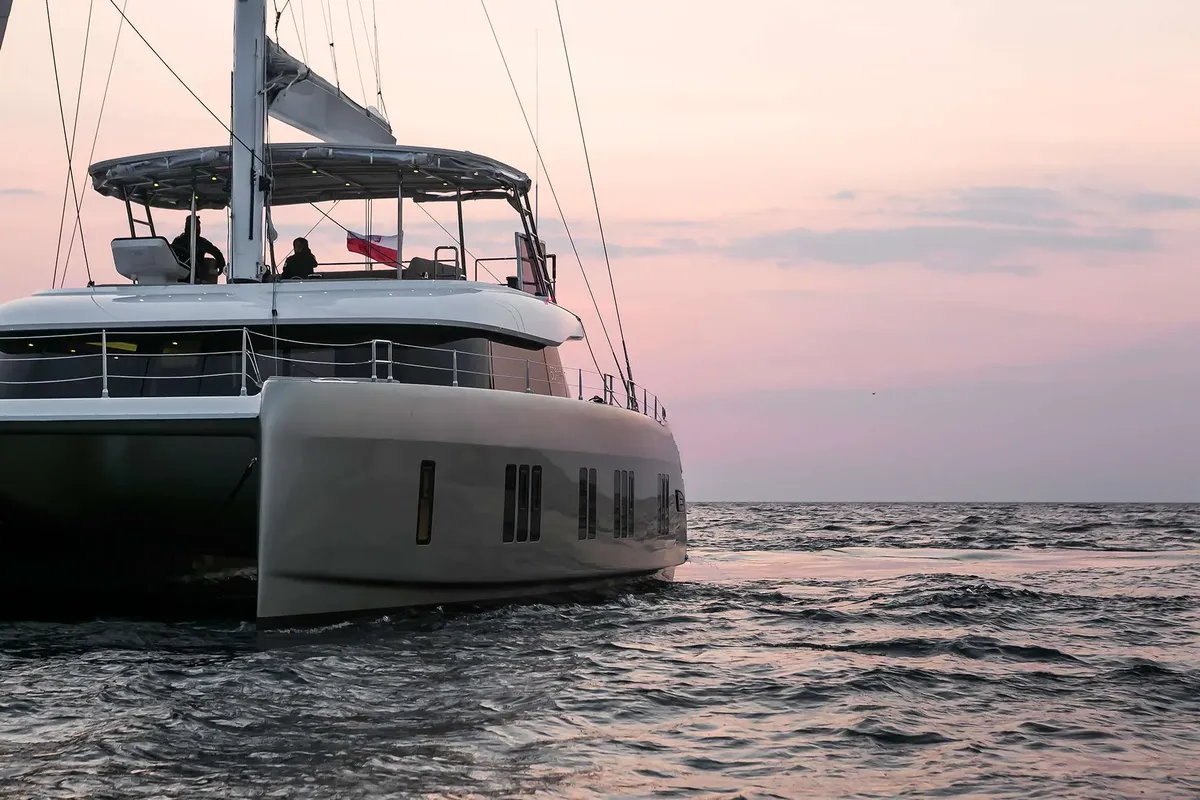 Sunreef Yachts 50: Katamaran auf See bei Sonnenuntergang