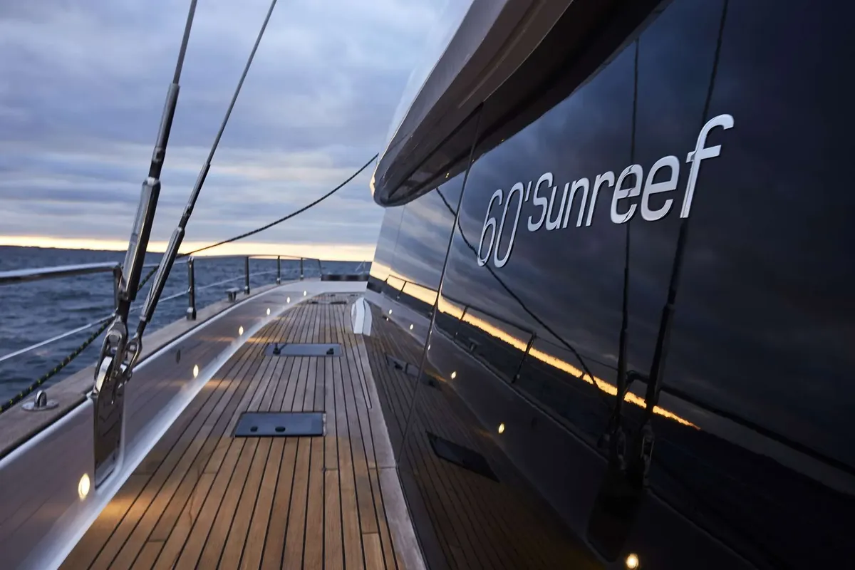 Sunreef Yachts 60: Deck mit Rumpf und Meer