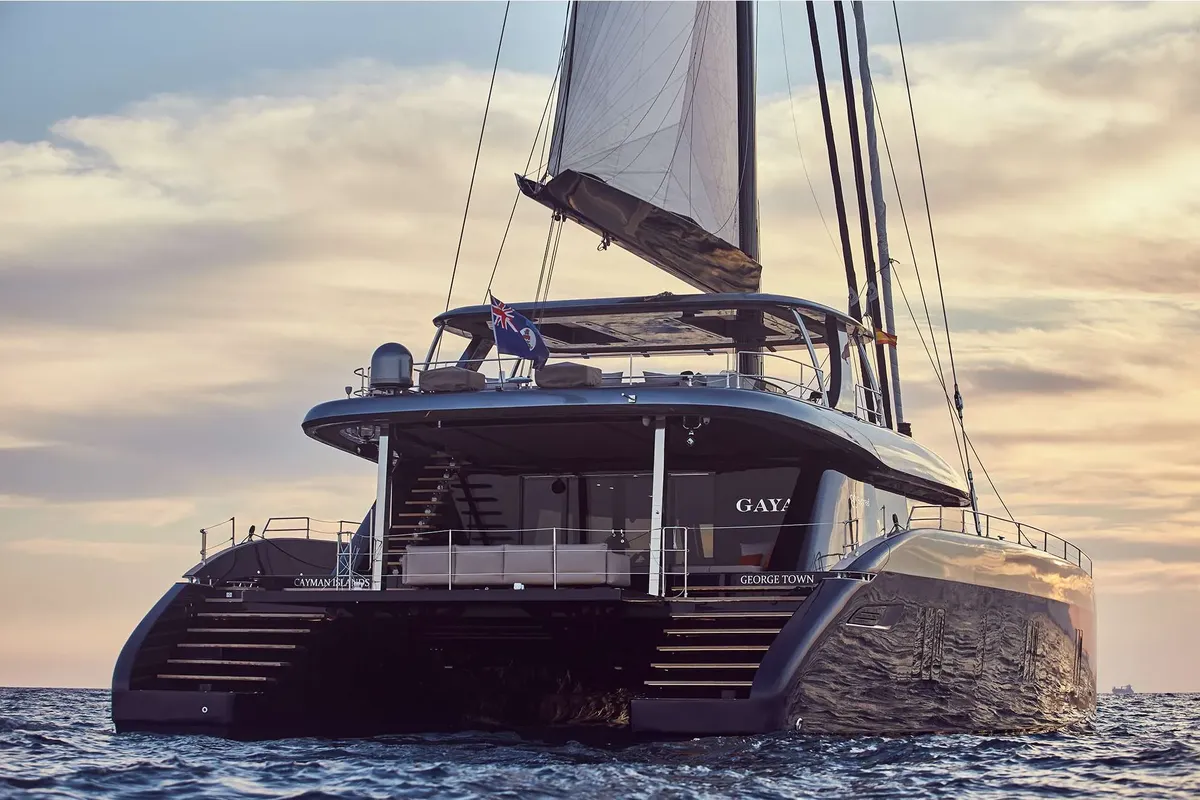 Sunreef Yachts 80: Rückansicht eines Segelkatamarans auf See