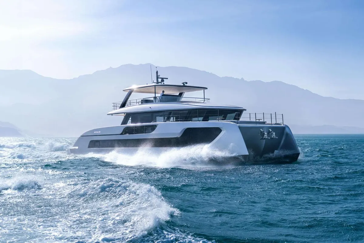 Sunreef Yachts 88 Ultima: Yacht cruising through waves