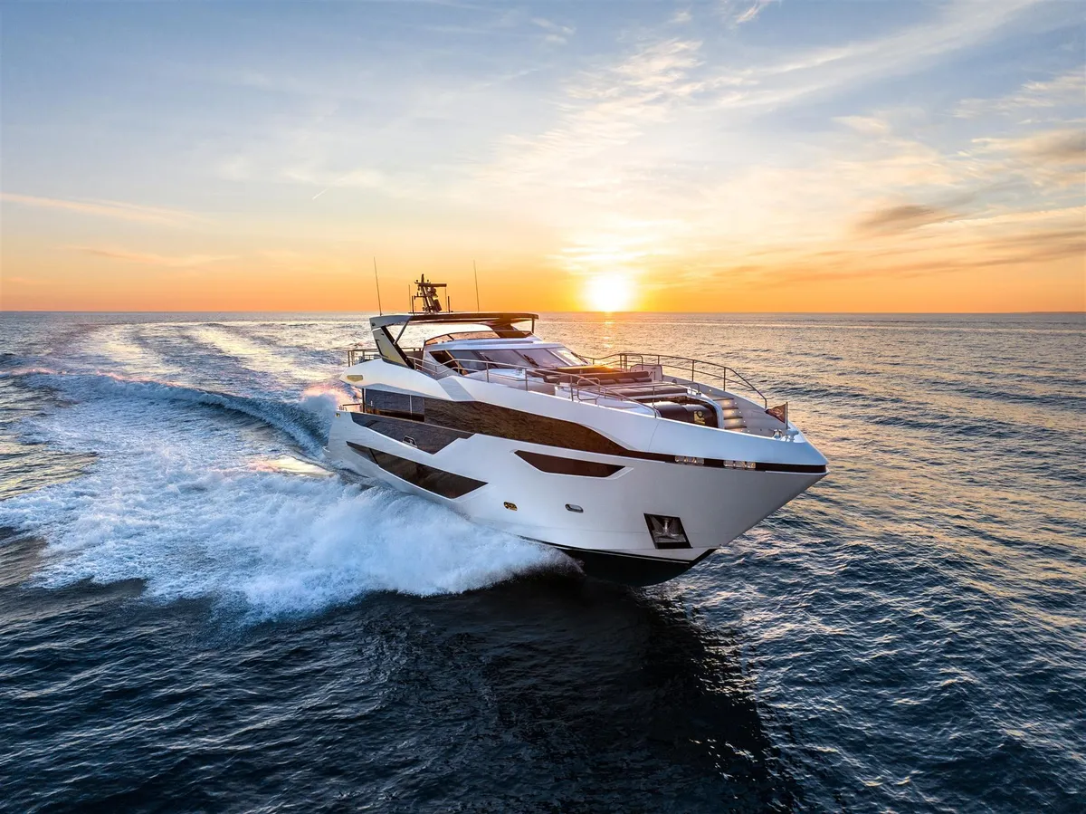 Sunseeker 100 Yacht: Yachtfahrt auf dem Meer bei Sonnenuntergang