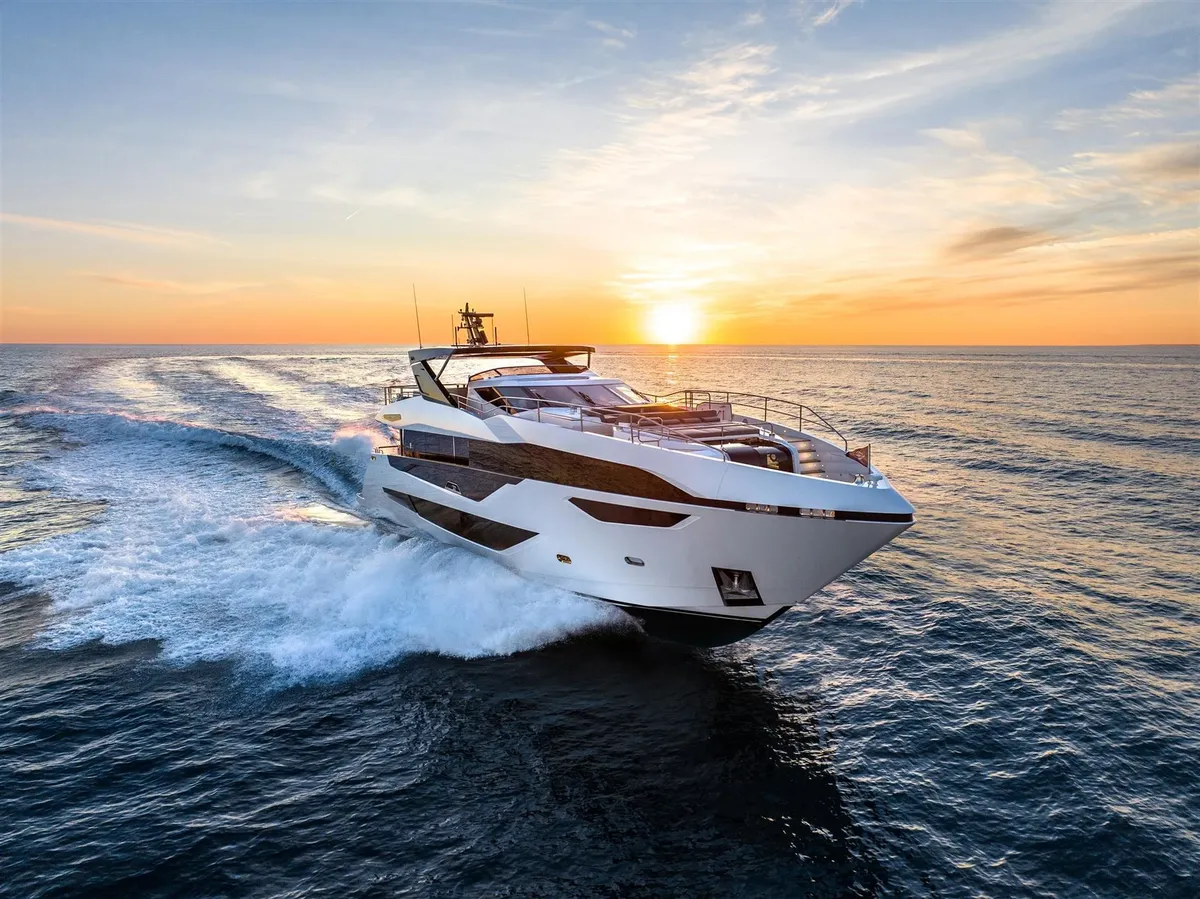 Sunseeker 100 Yacht: Yacht cruising at sunset