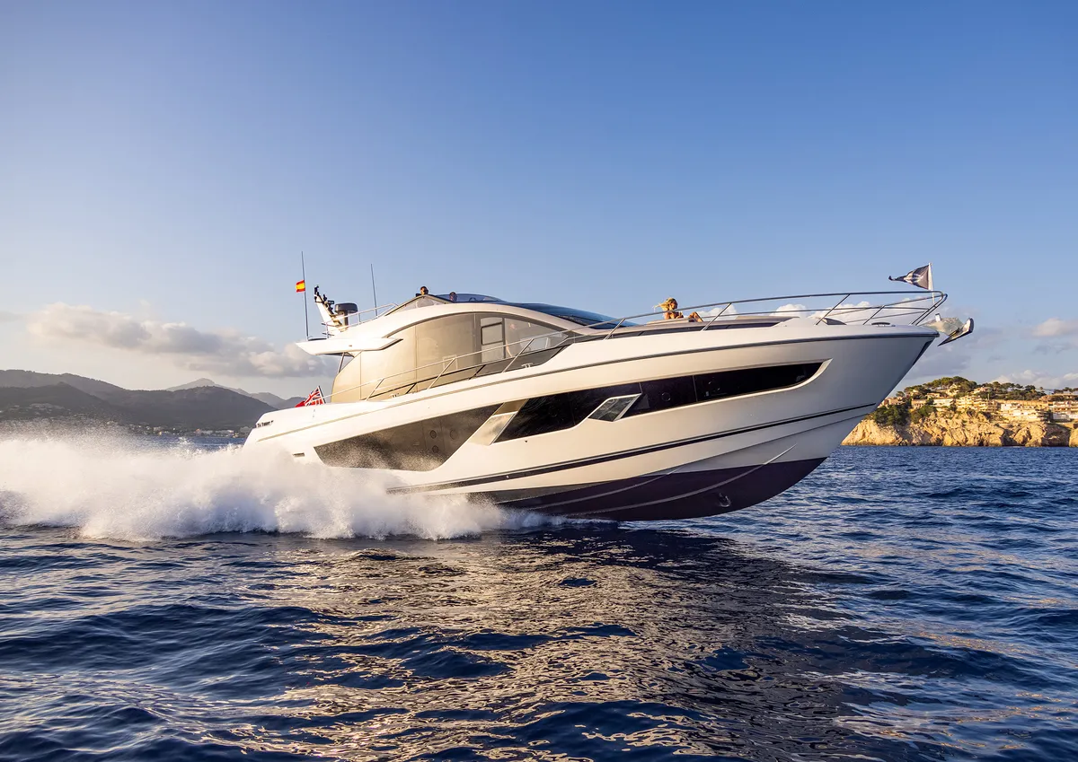 Sunseeker 65 Sport Yacht: Yachtfahrt mit hoher Geschwindigkeit