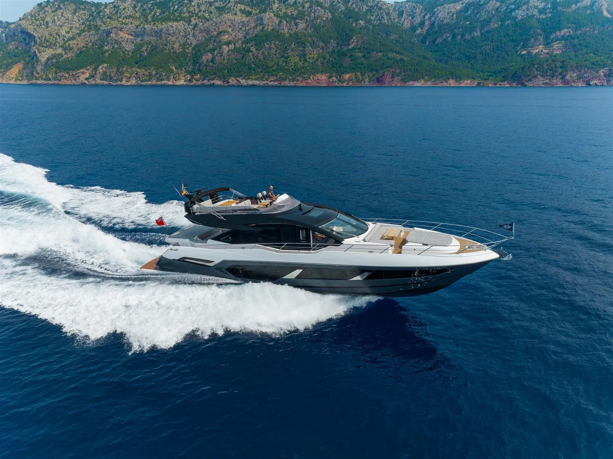 Sunseeker 75 Sport Yacht: Yacht cruising at sea