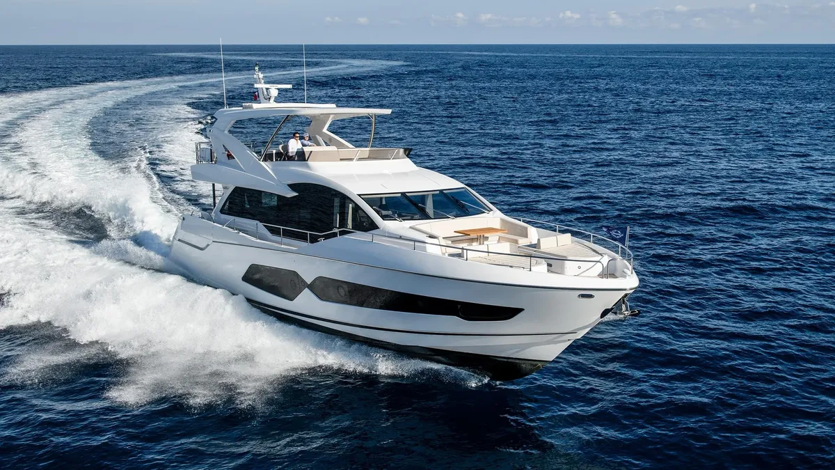 Sunseeker 76 Yacht: Eine weiße Yacht rast über das Meer
