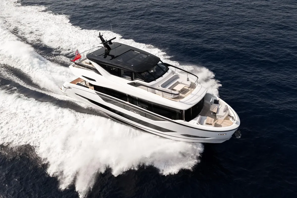 Sunseeker 82 Ocean Enclosed: Eine Fahrtenyacht, die auf dem Meer fährt und eine Heckwelle hinter sich herzieht