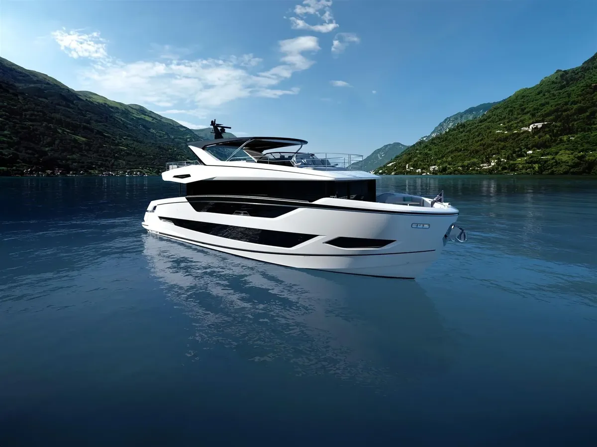 Sunseeker 82 Ocean: White motor yacht on a lake