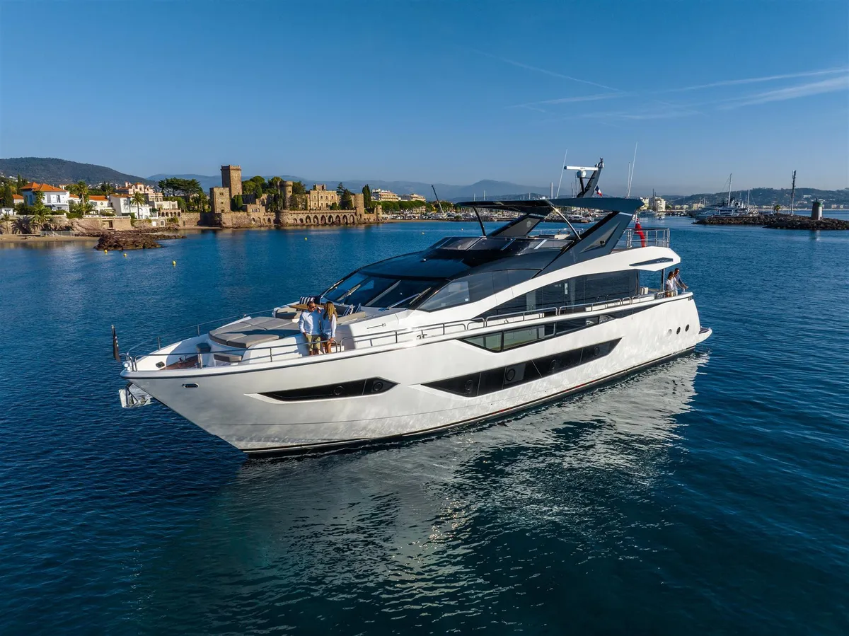 Sunseeker 88 Yacht: Croisière en yacht le long du littoral