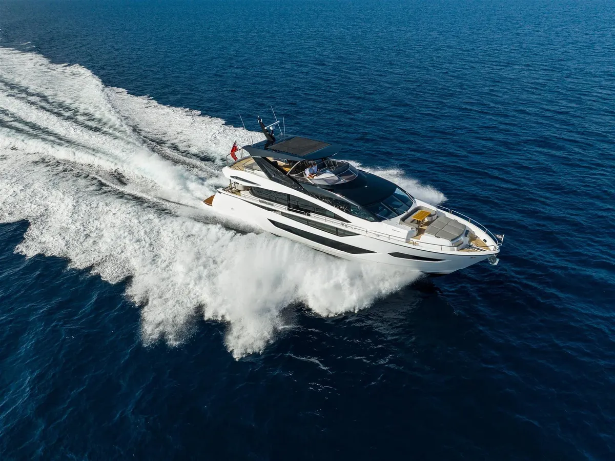 Sunseeker 88 Yacht: Eine Yacht, die durch die Wellen auf dem Meer gleitet