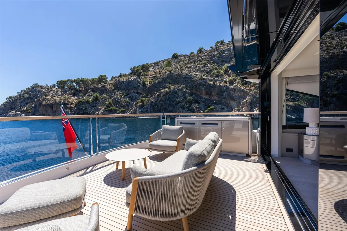Sunseeker 90 Ocean Enclosed: Deck mit Lounge-Sofa und Meerblick