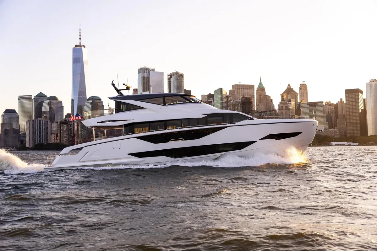 Sunseeker 90 Ocean Enclosed: Yacht cruising past a city skyline