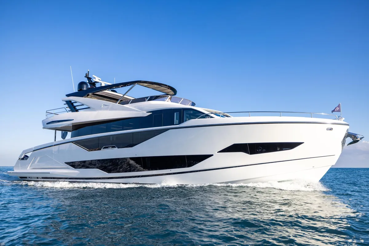 Sunseeker 90 Ocean: Weiße Fahrtenyacht auf See