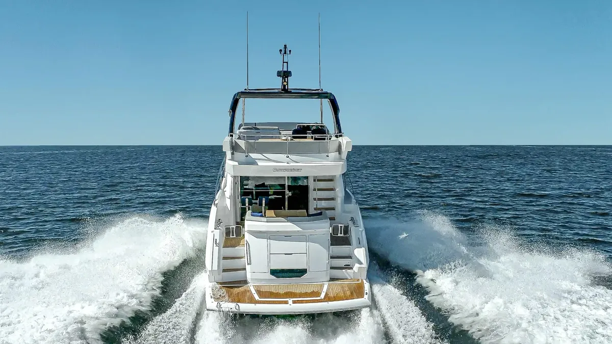 Sunseeker Manhattan 55: Ein Boot, das auf dem Meer fährt und eine Heckwelle hinter sich herzieht