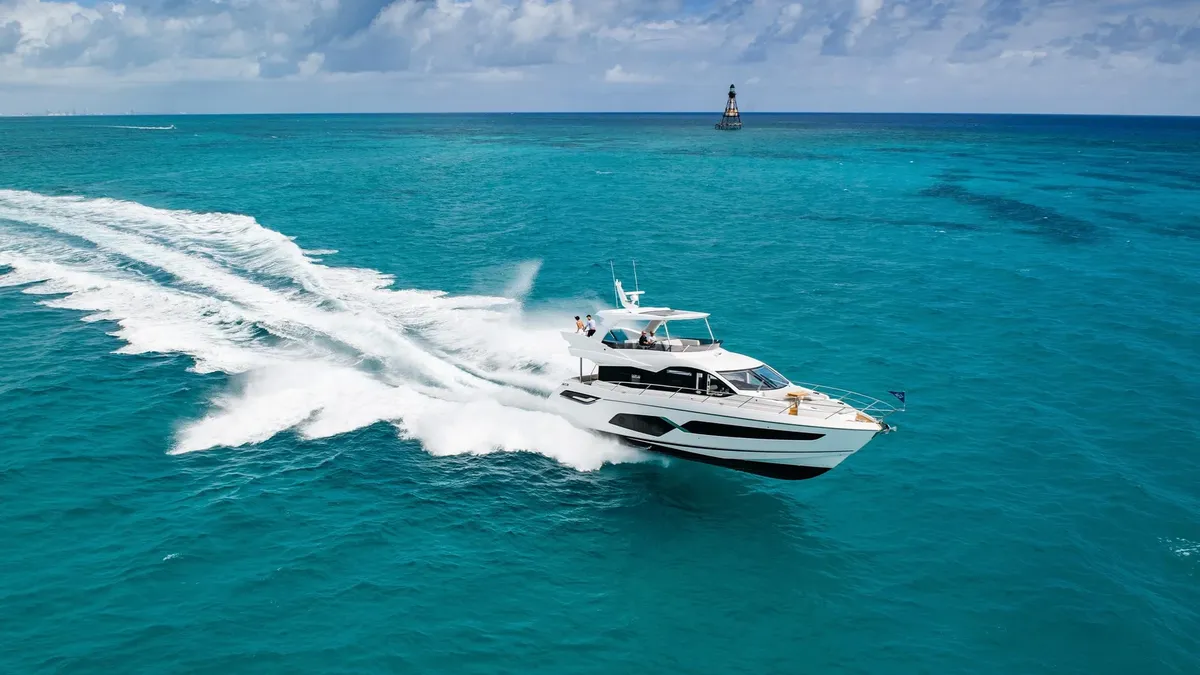 Sunseeker Manhattan 68: Yacht cruising at sea
