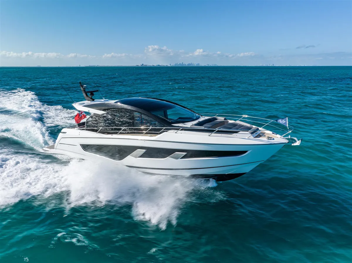 Sunseeker Predator 65: Ein weißes Boot rast über das Meer