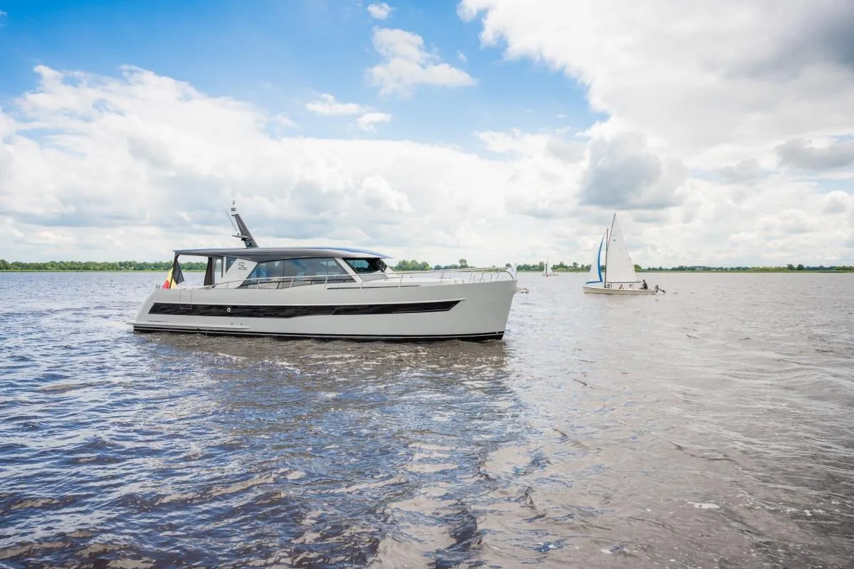 Super Lauwersmeer Discovery 46 OC Longroof: Motorboat cruising on the water