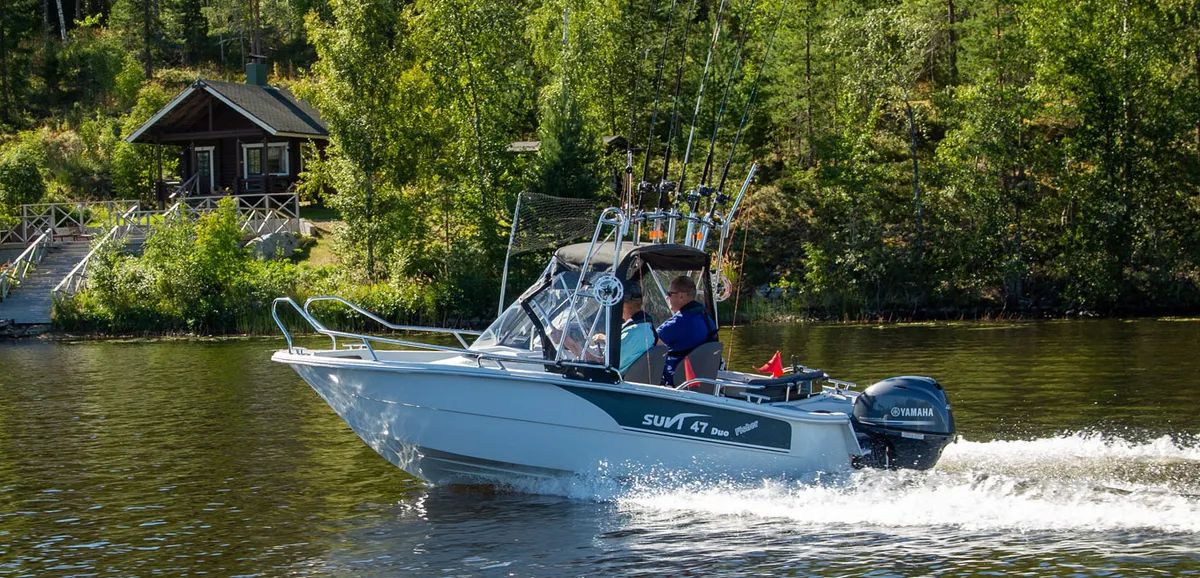 Suvi 47 Duo Fisher: Un bateau naviguant le long du rivage