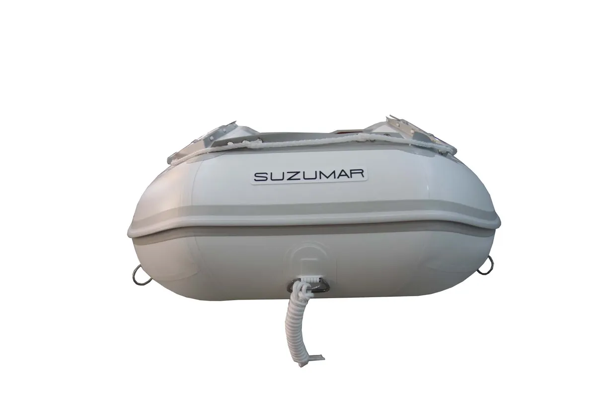 Suzumar DS 290: Inflatable boat with ropes on a white background